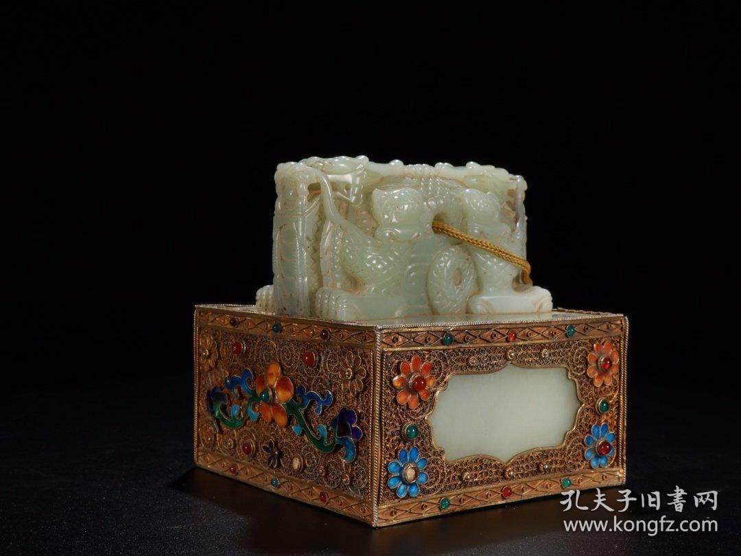 乾隆款·和田玉双龙钮四方玉玺 尺寸:高11.1cm 宽11cm