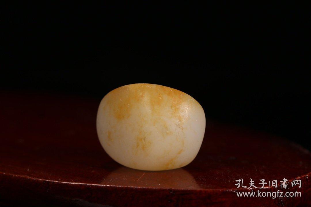 和田籽料原石,质地上乘,包浆油润,上手直接盘玩,皮色漂亮,器形一流