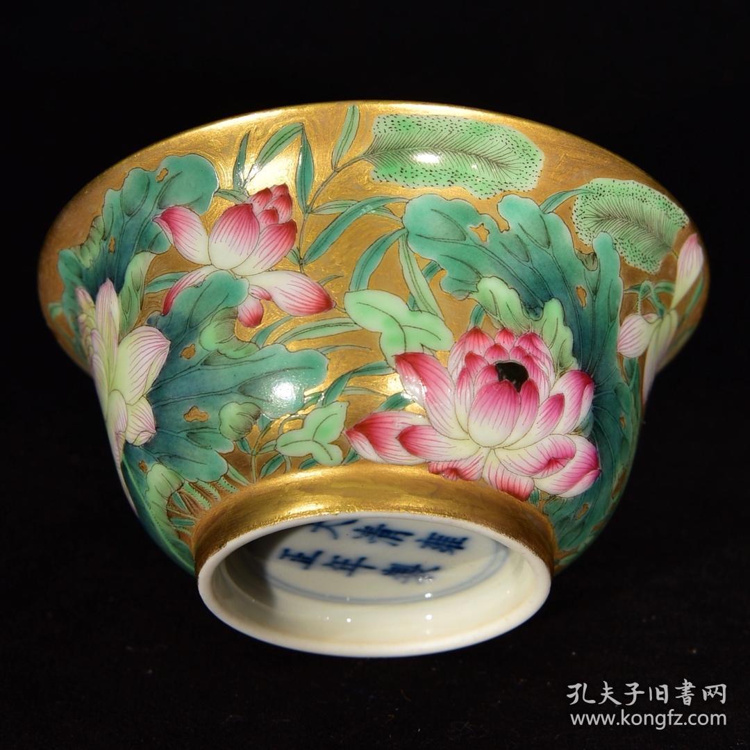 清代雍正金地珐琅彩荷花纹小碗