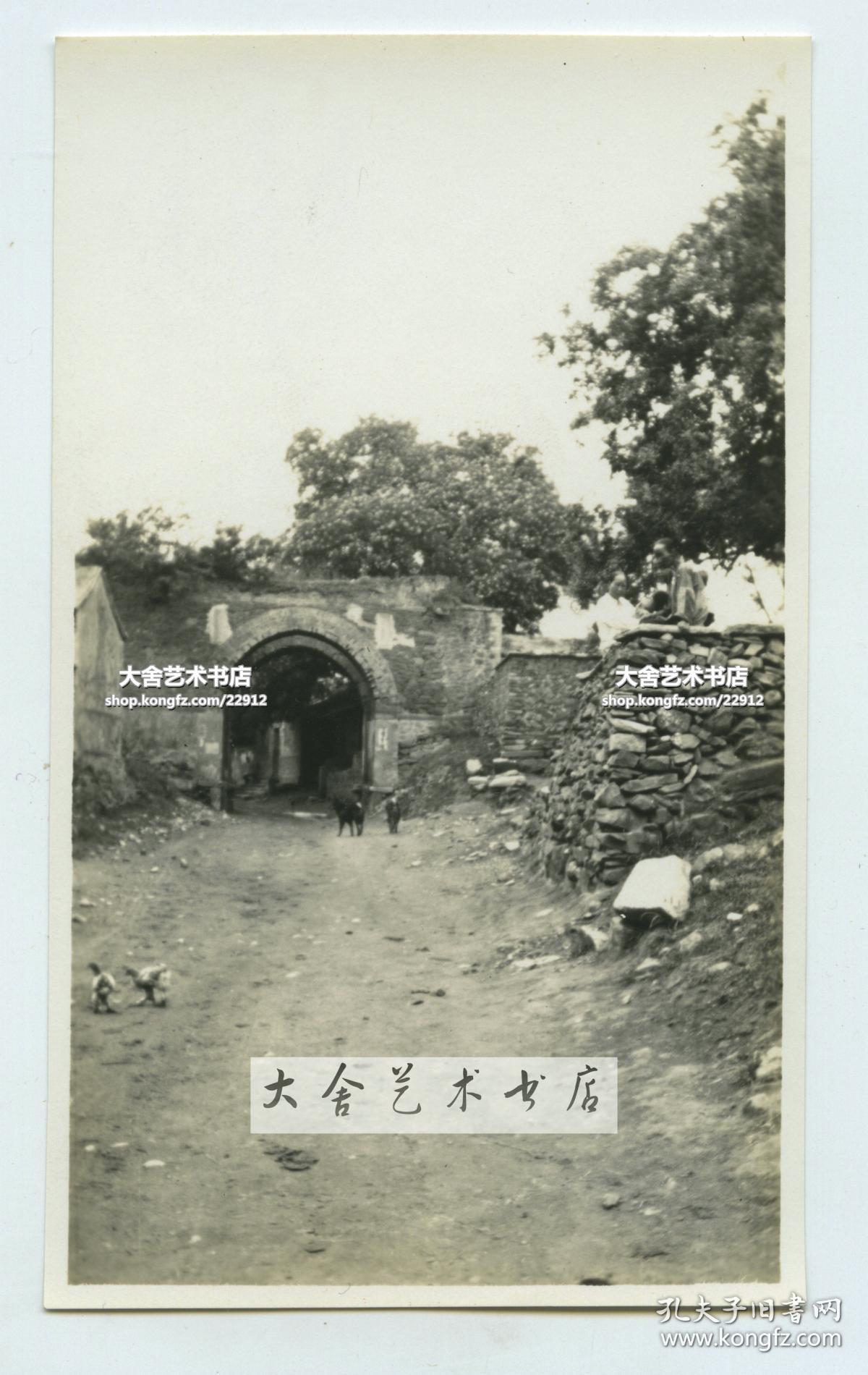 民国1928年北京郊区农村中,有很多世纪历史的古老城门