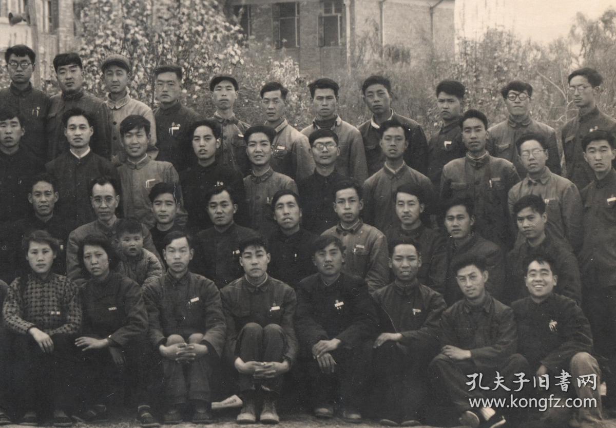1961年甘肃师范专科学校六一级全体同学合影老照片