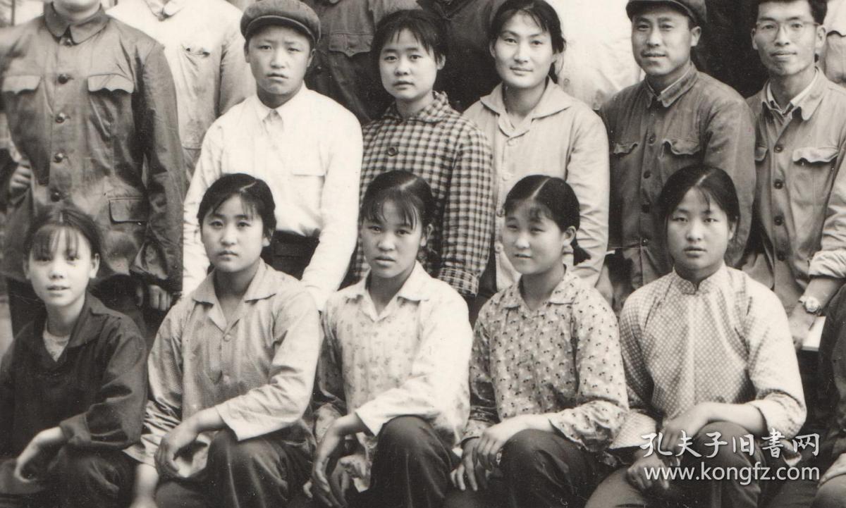 1972年,甘肃省陇南文县横丹公社文艺宣传队合影老照片