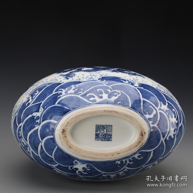 清代乾隆青花海水龙纹抱月瓶