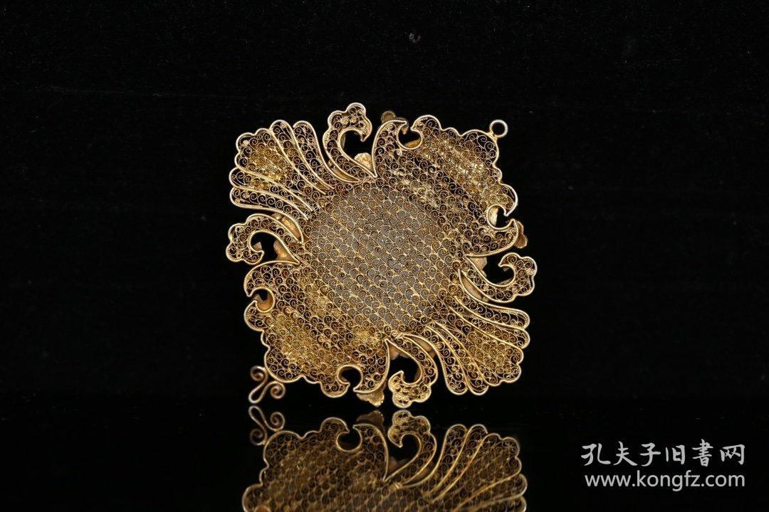 花丝精细,饰烤蓝缠枝花卉纹,色彩亮丽,和田玉饰花卉纹,局部镶嵌绿松石