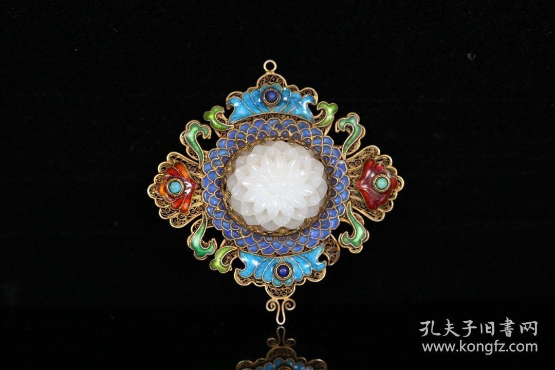 花丝精细,饰烤蓝缠枝花卉纹,色彩亮丽,和田玉饰花卉纹,局部镶嵌绿松石