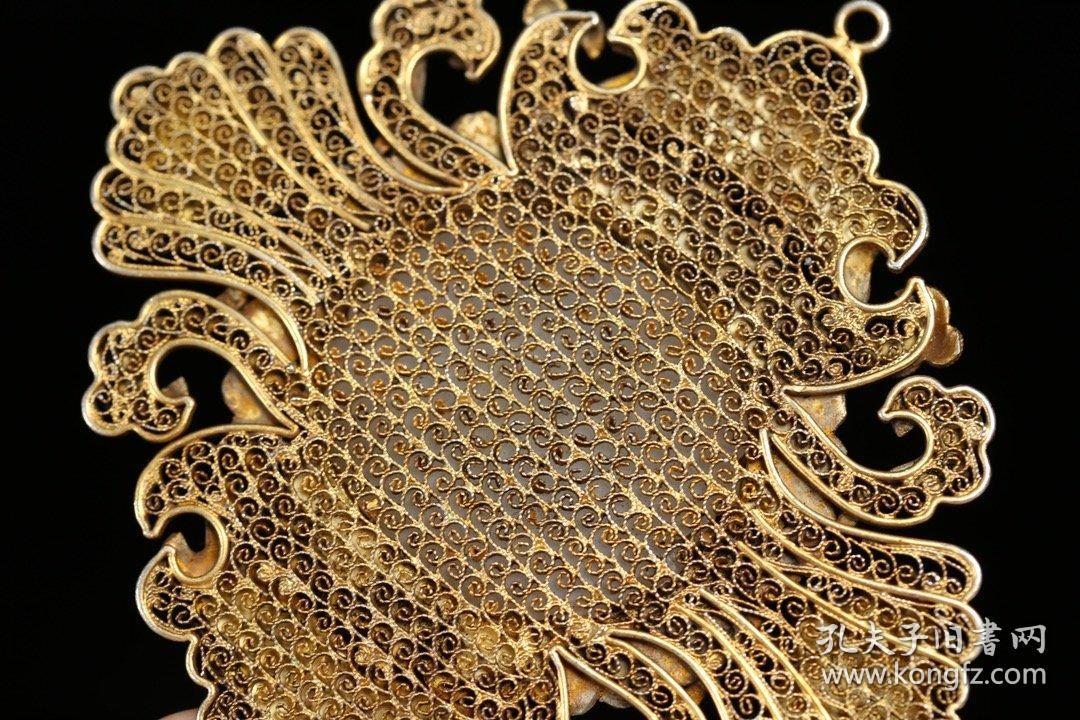 花丝精细,饰烤蓝缠枝花卉纹,色彩亮丽,和田玉饰花卉纹,局部镶嵌绿松石