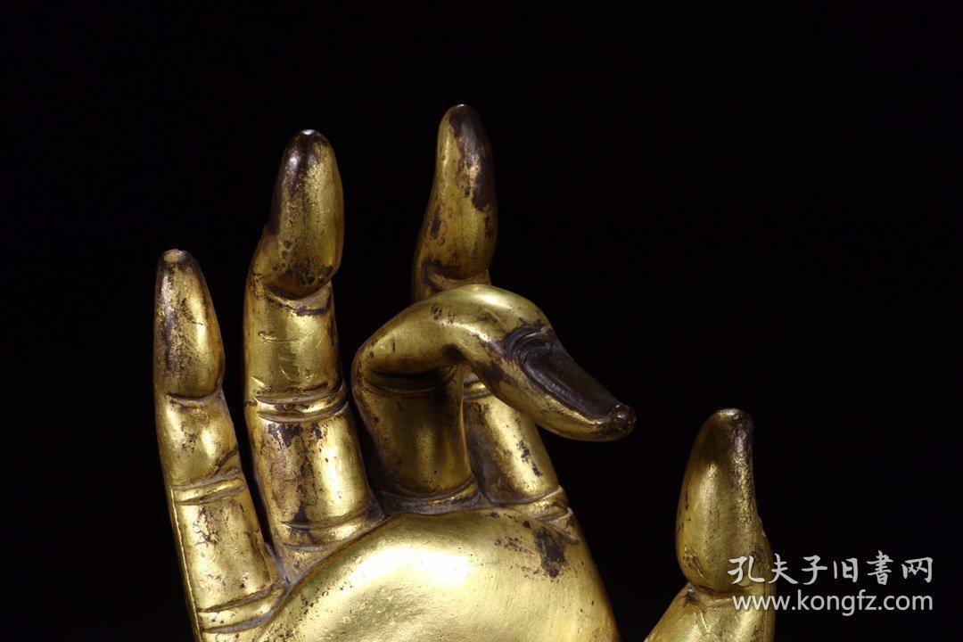 8cm重1540g 此对佛手精铜铸造,铜质精良,通身鎏金,佛手手指纤长,自然