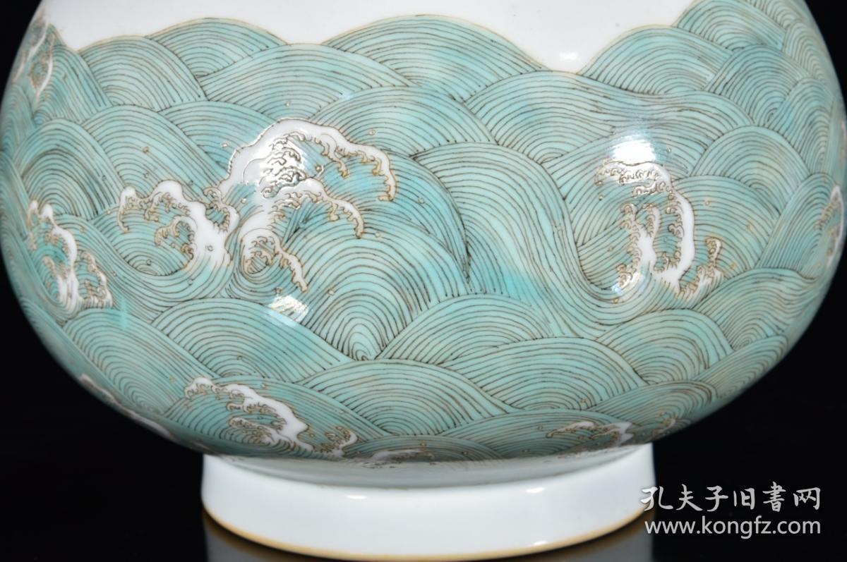 清代雍正年粉彩麻姑渡海纹长颈瓶