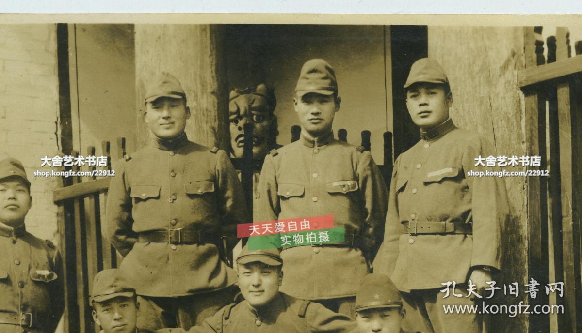 民国1939年3月10日日军入侵当时的河南省武安县,在庙宇祠堂前合影老