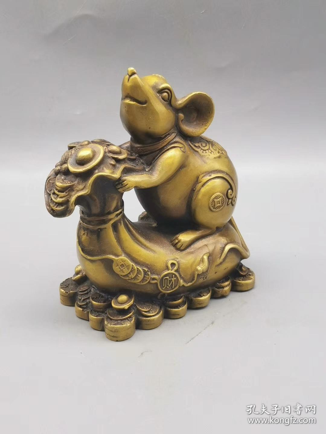 古玩铜器收藏,黄金钱袋鼠摆件;寓意招财进宝,财源广进;形制端正,工艺