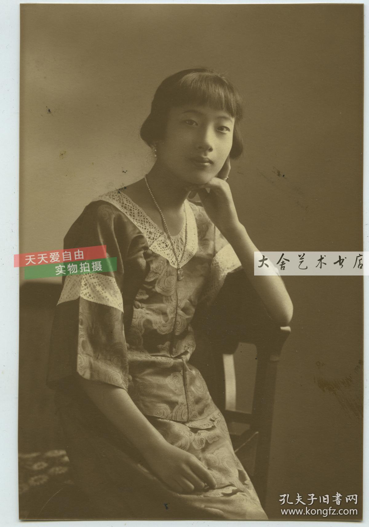 民国时期夏季短衫年轻女孩托腮坐姿肖像老照片,15.2x10.1