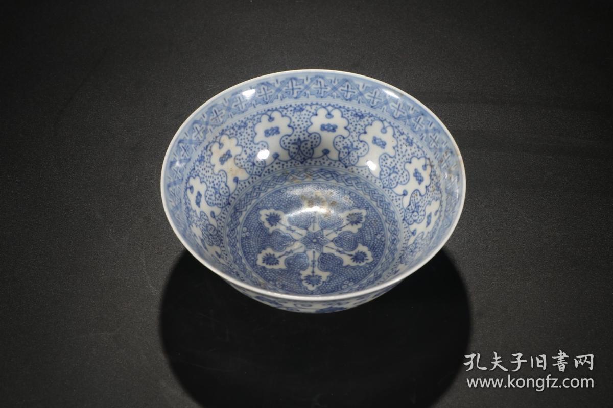 明代,"大明成化年制"青花缠枝花卉纹碗