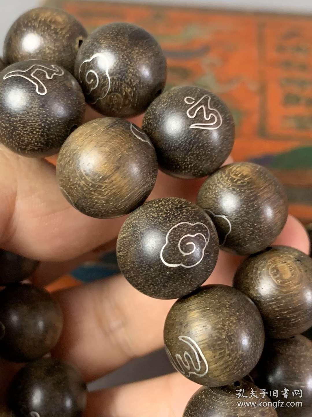 清代宫廷珍藏沉香嵌银六字真言手串,有淡淡的香味,提神醒脑,佩戴舒适