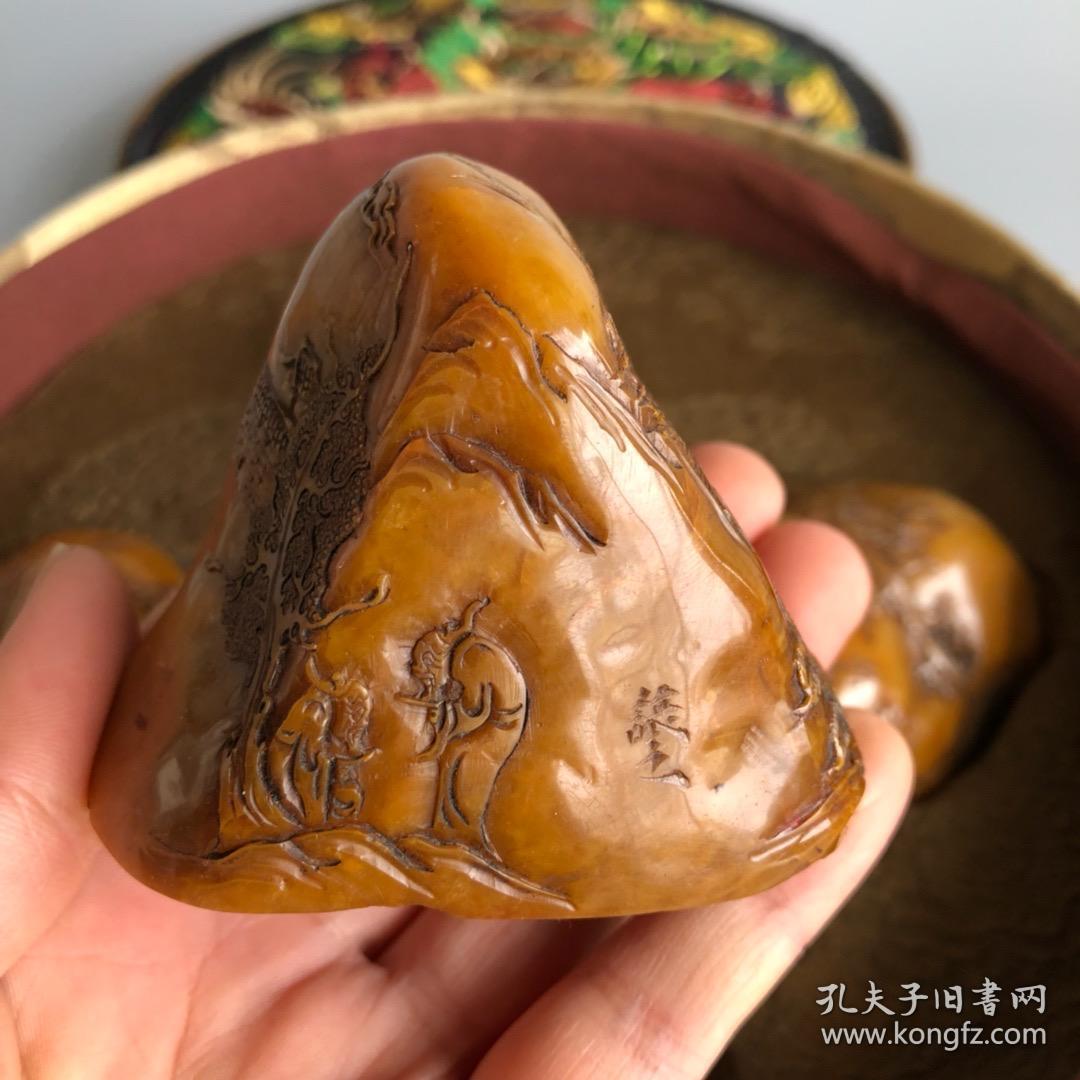 珍藏篆刻家林皋刻的寿山乌鸦皮田黄冻石龙凤薄意印章摆件