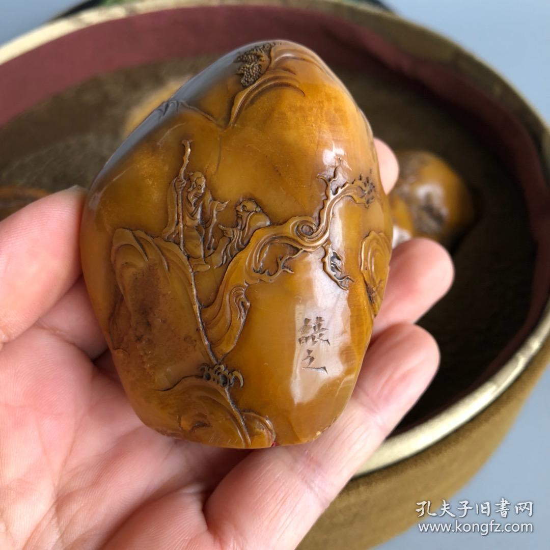 珍藏篆刻家林皋刻的寿山乌鸦皮田黄冻石龙凤薄意印章摆件