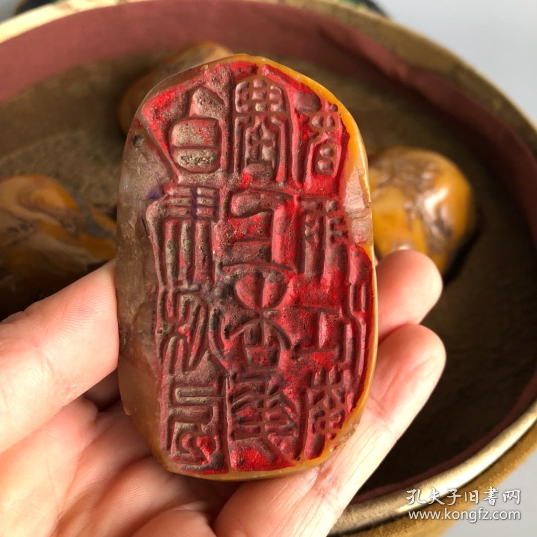 珍藏篆刻家林皋刻的寿山乌鸦皮田黄冻石龙凤薄意印章摆件