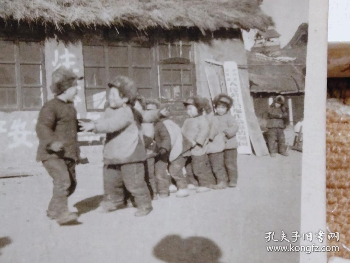 老照片---五六十年代农村幼儿园-(戴着狗皮帽子玩着老鹰捉小鸡.