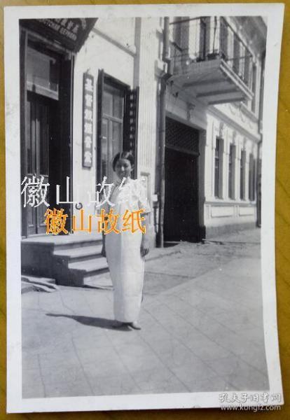 民国老照片:民国旗袍美女"基督教福音堂(照片来源上海)