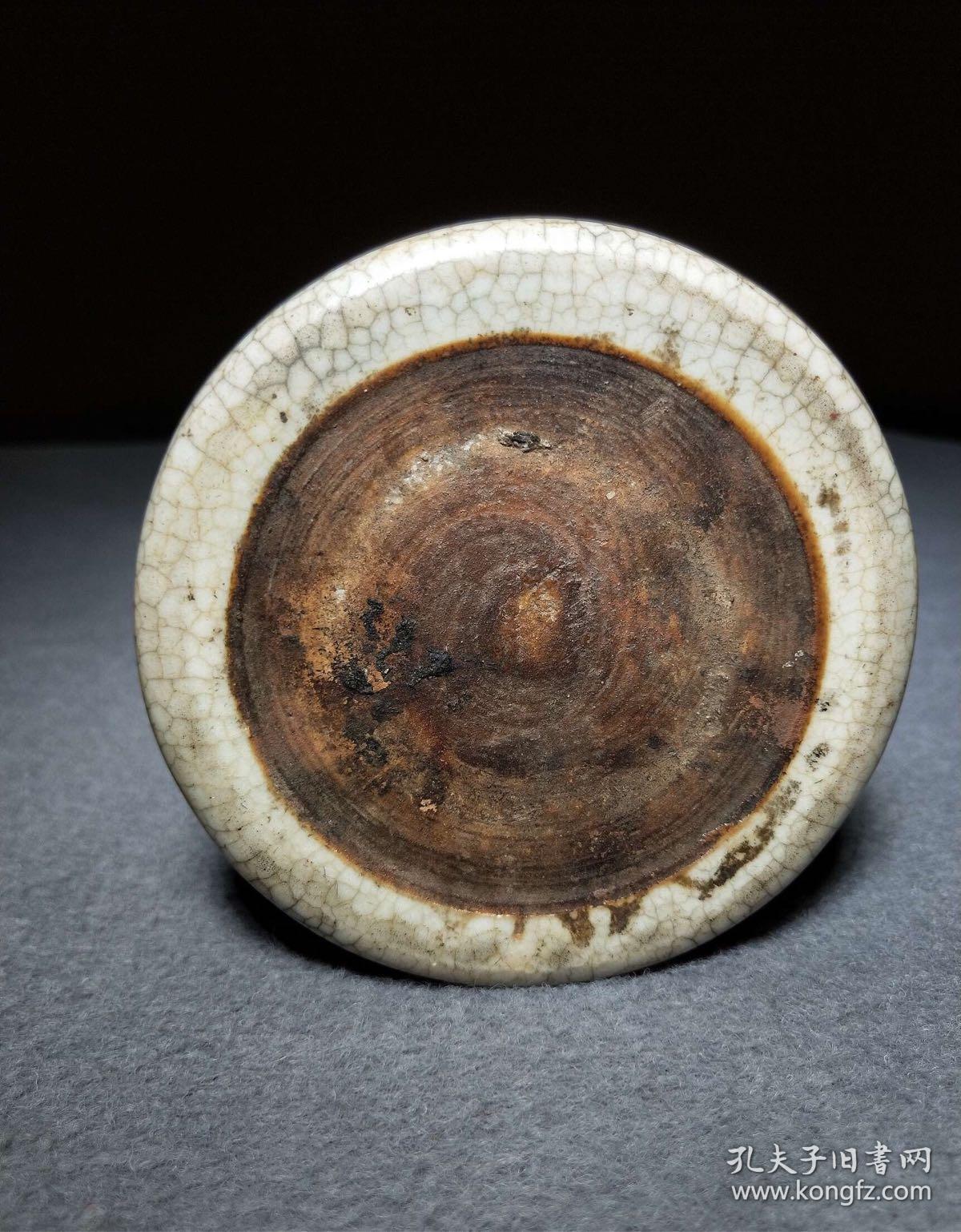 清中期仿哥窑笔筒精残一只:"哥窑"名列宋代五大名窑,在陶瓷史上有举足