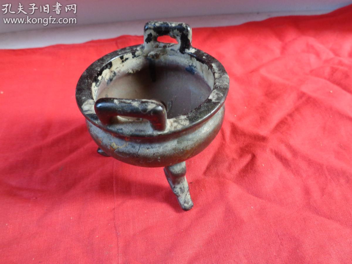 清朝紫砂香炉一件,半径9cm,高10cm,品好如图.