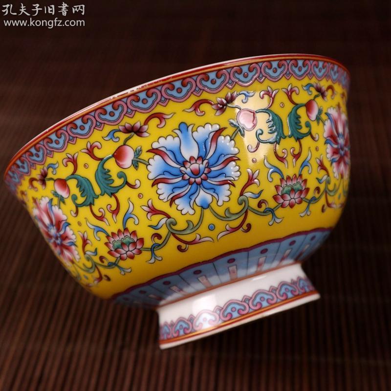 大清乾隆年制款【黄地粉彩花卉图纹 高脚碗】碗边绘以如意云式图案当