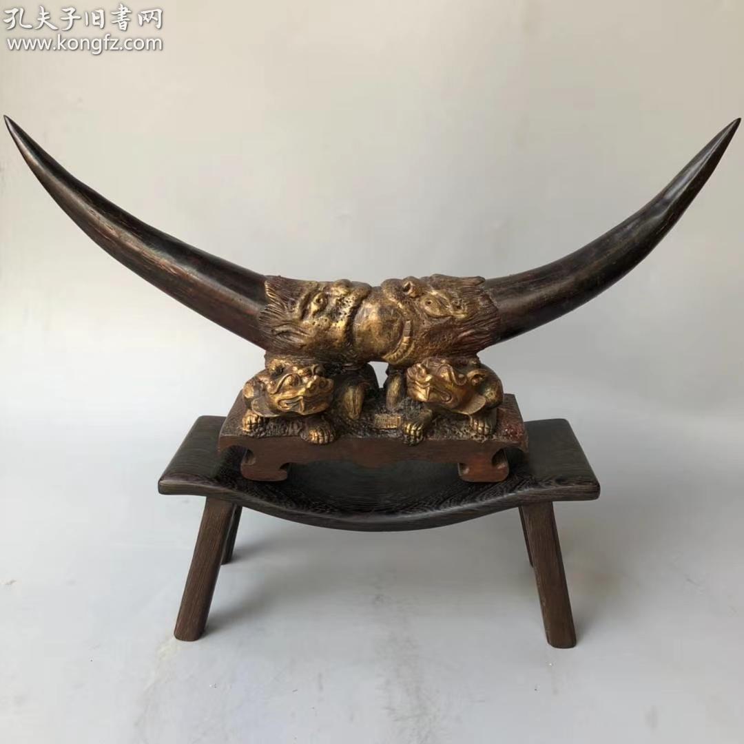 牛角镶漆器描金瑞兽带底座双牛角尖摆件