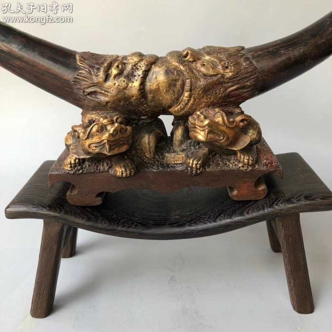 牛角镶漆器描金瑞兽带底座双牛角尖摆件