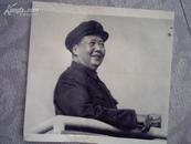 毛泽东在天安门城楼侧身军装（黑白新闻照）
