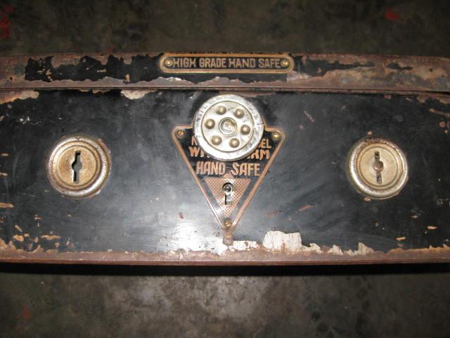 民国时期的"cud牌"手提式保险箱,它是中国现存已知几件早期全钢结构
