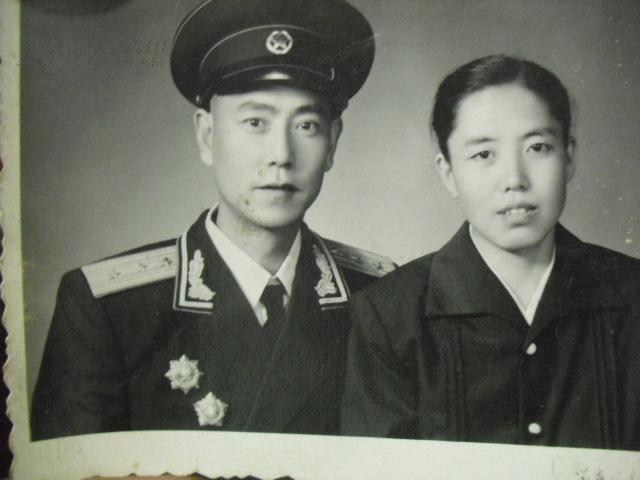 老照片·军官两杠三星佩独立自由勋章 