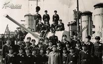 老照片新加洗（5寸）:毛泽东主席和解放军海军舰队官兵合影