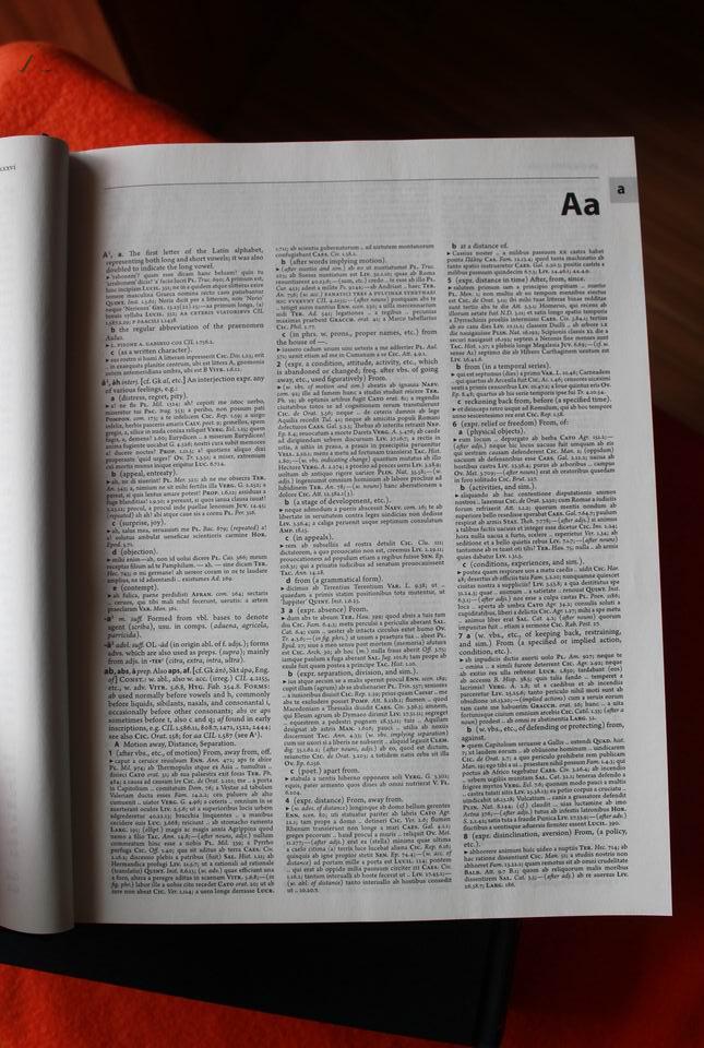 牛津拉丁语-英语大辞典  (全两册)  精装带套盒   书脊烫金   圣经