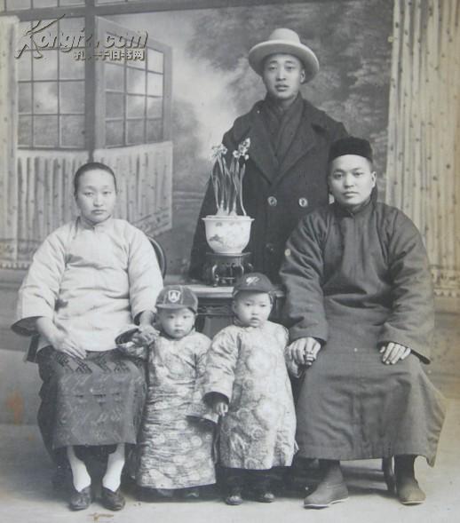 民国老照片:小孩与家人合影(看起来很舒服~~)尺寸12.1cm*10.2cm