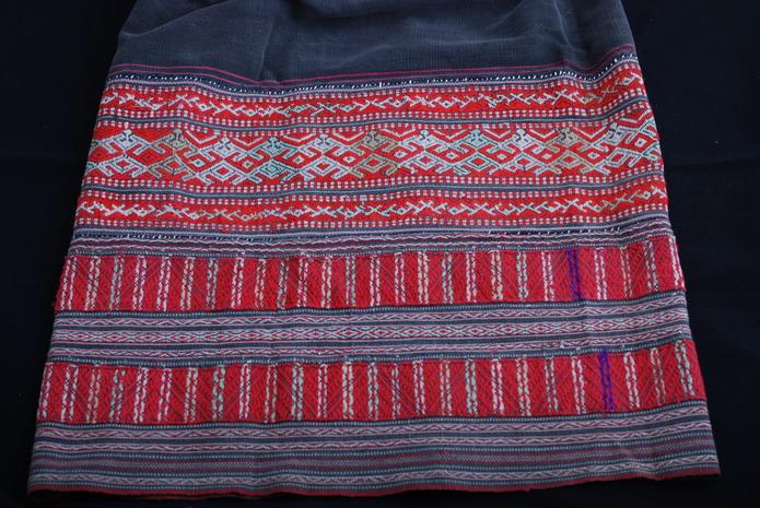 中国纺织"活化石"-海南黎族古董老黎锦-筒裙-青蛙纹2
