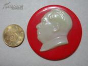 毛主席像章（塑料、红底白头像、直径4.8CM）~~~品不错！！