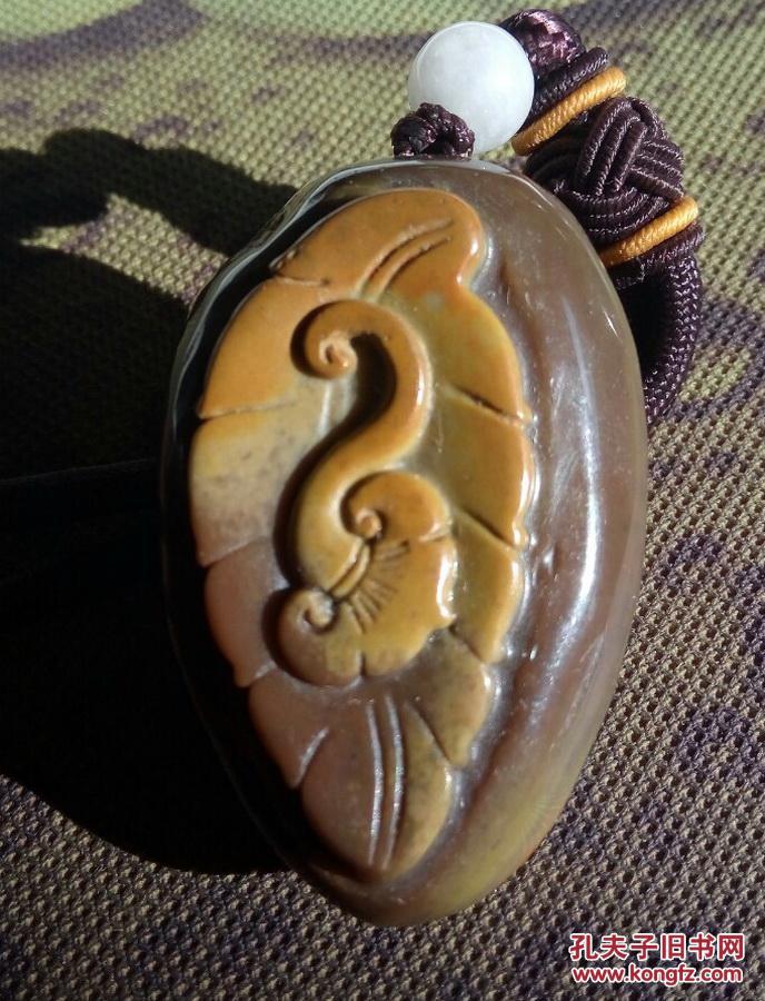 鸡肝石灵芝图案手把件