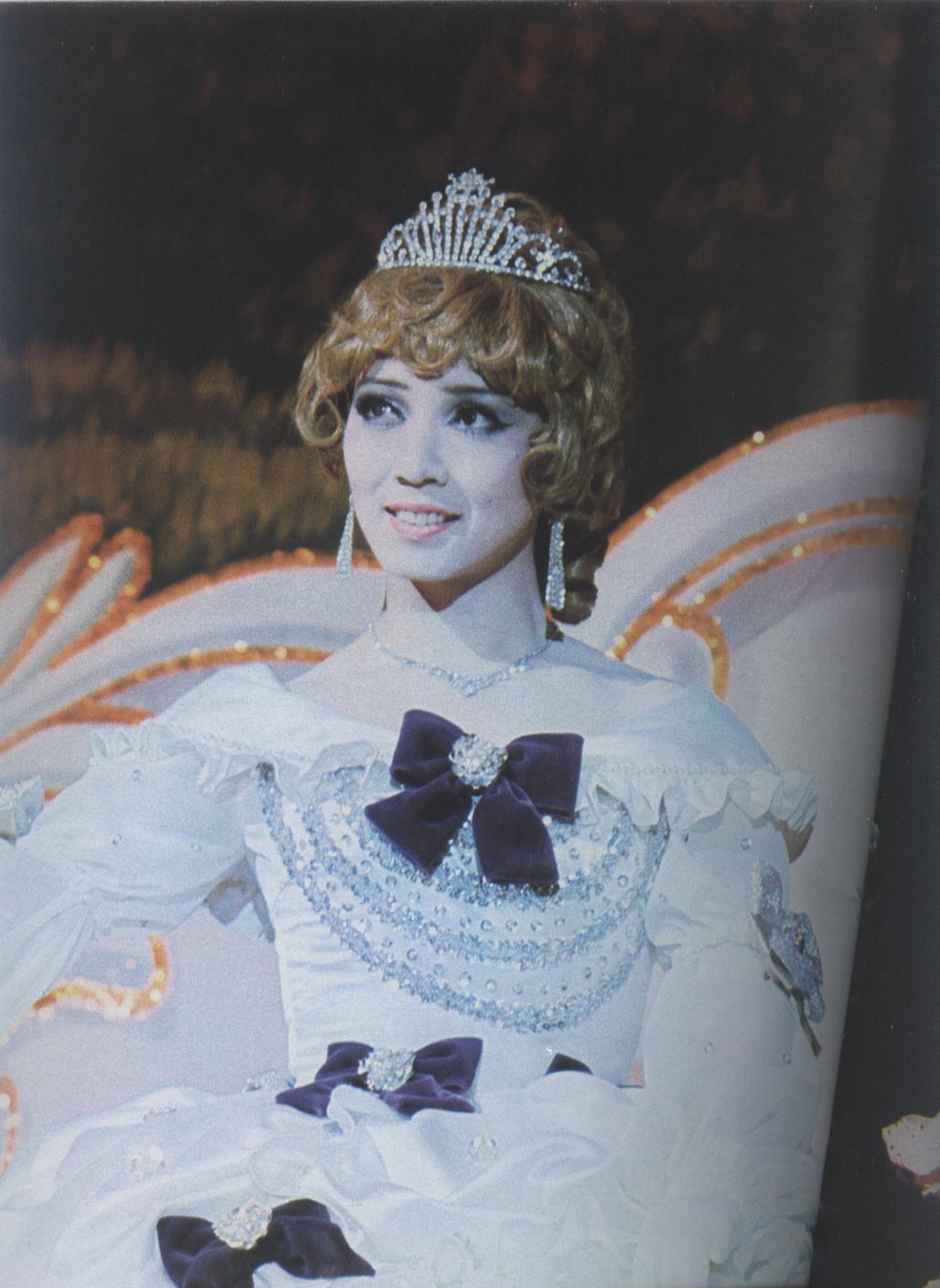 大画报一本主要为宝冢某演员相关内容见图大地真央还有阿兰德龙的内容