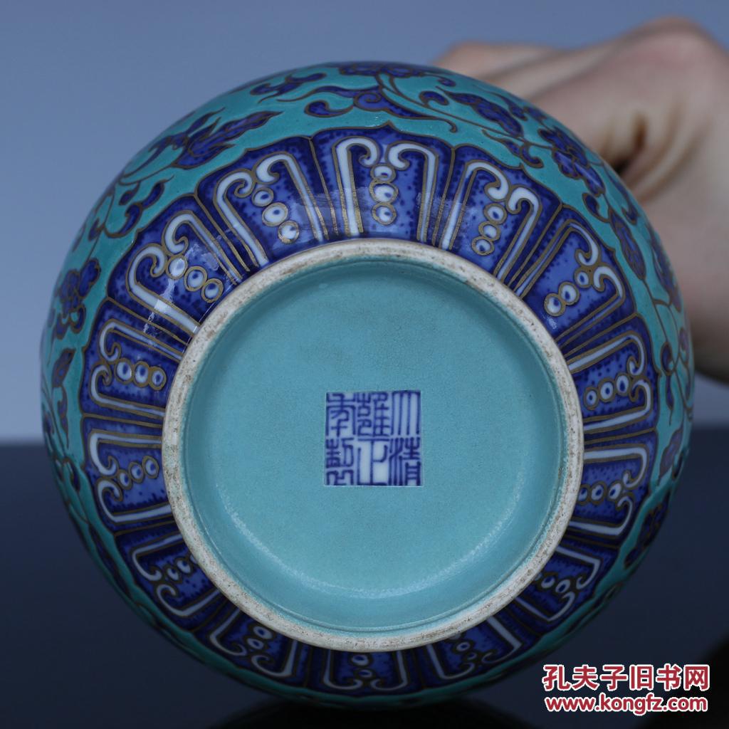 清代雍正绿底缠枝莲纹瓶