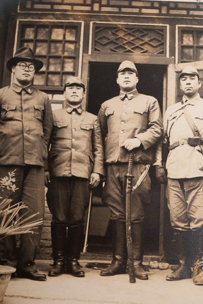 【图】稀少日军伪军汉奸刘部队总司令部成员和日军军官合影原版老照片