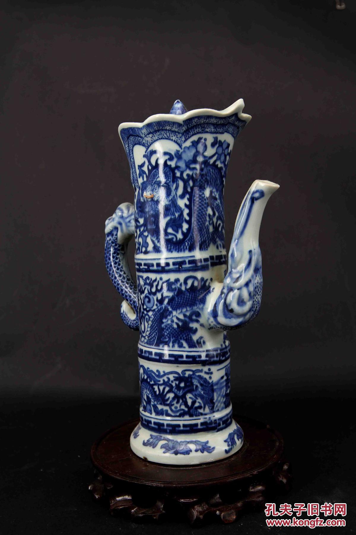 大清乾隆年制青花瓷僧帽壶