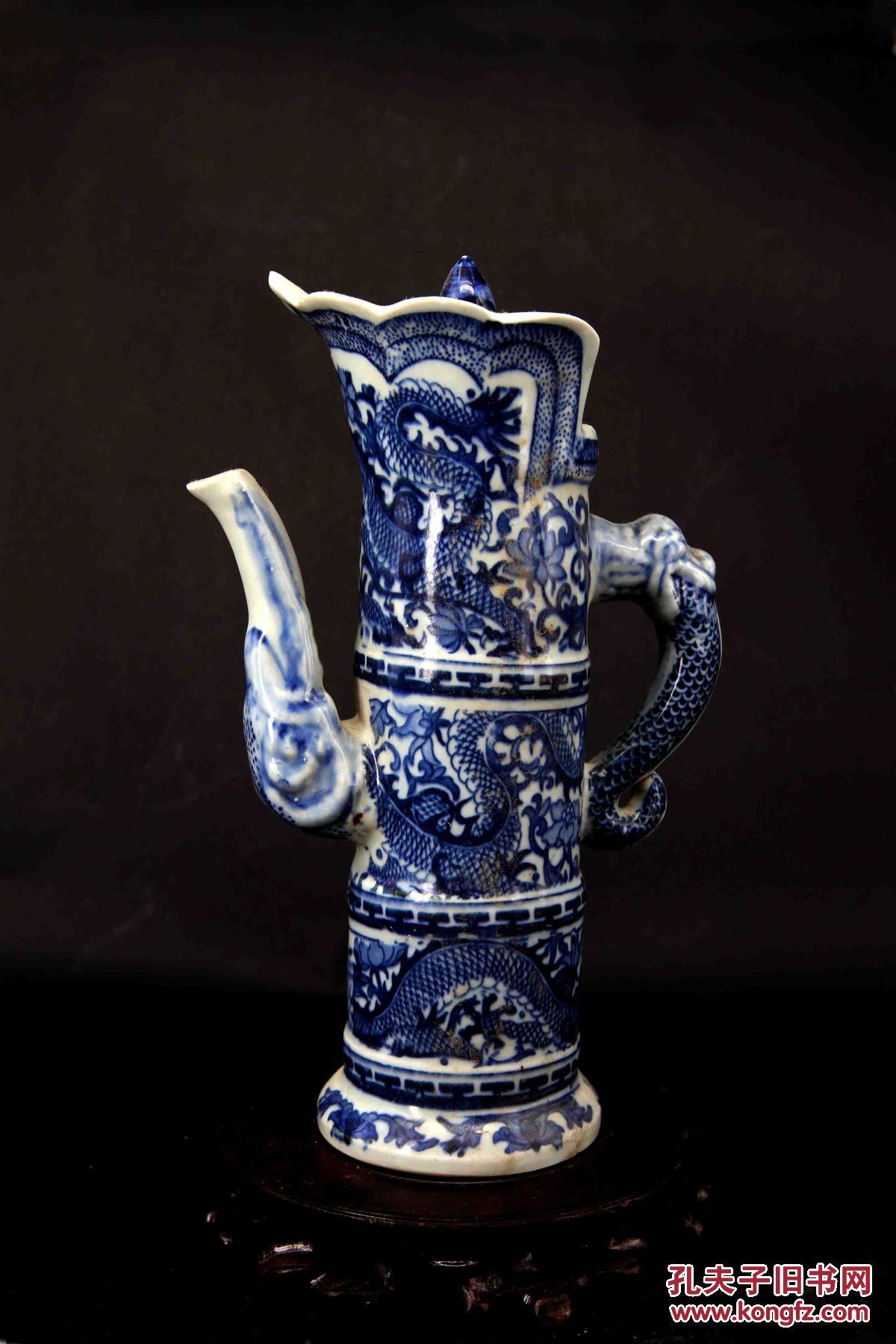 大清乾隆年制青花瓷僧帽壶