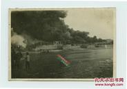 1927年12月24日津门著名事件---天津美孚石油仓库大火火灾，百姓隔着白河观望老照片，泛银