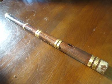 一根早年间民间老人自制的老竹笛子