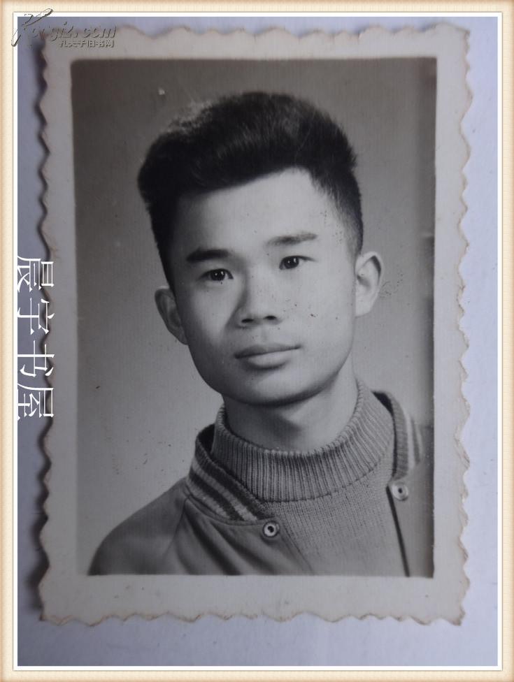 黑白老照片男士半身照留影一张