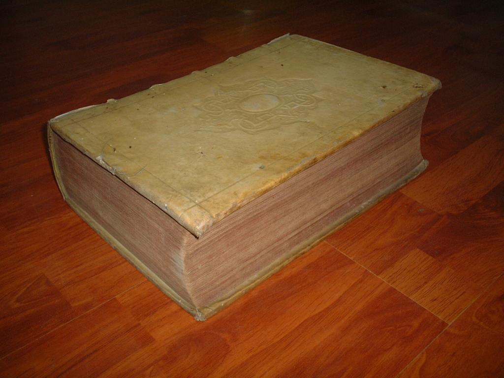 明崇祯15年(1642年)《外文古书》一厚册,全外文版本,封面侧面处略有