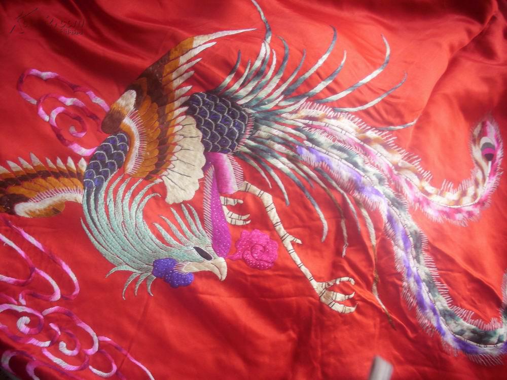 清晚期-绣花大红绸缎被面[凤凰牡丹]!针脚细腻,栩栩如生!