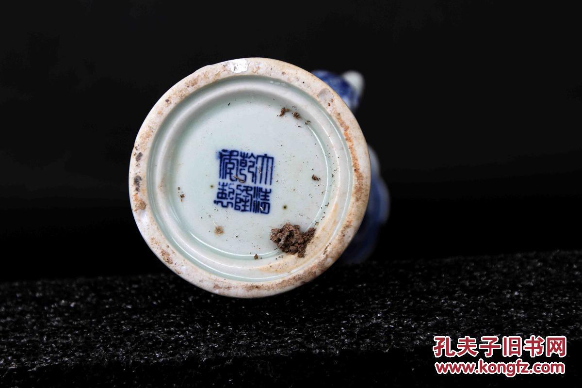 大清乾隆年制青花瓷僧帽壶