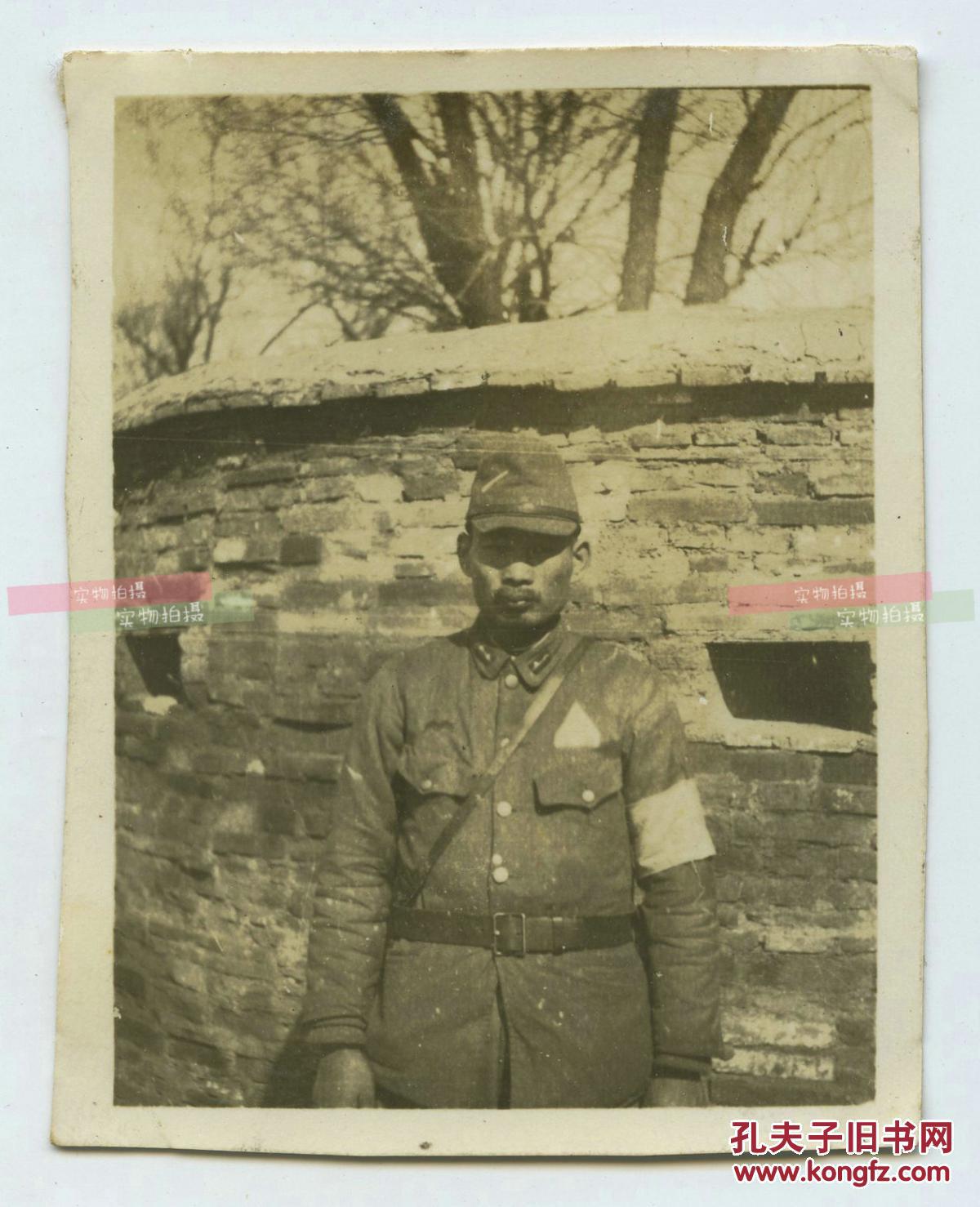 民国侵华日军军曹在一座中国的铁路桥下以及墙前留影同一人照片两张