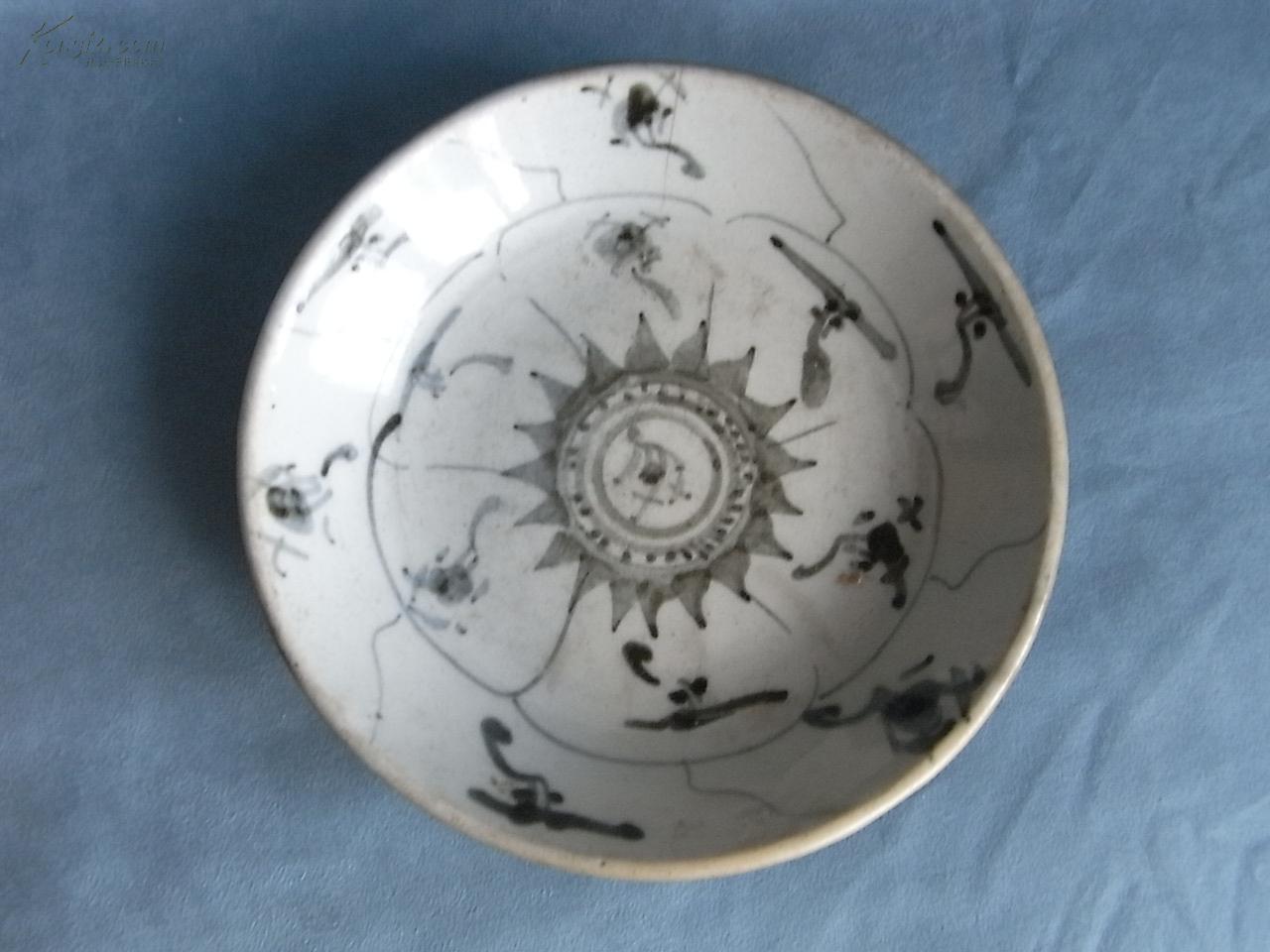 明代民窑青花小碟 太阳花图案