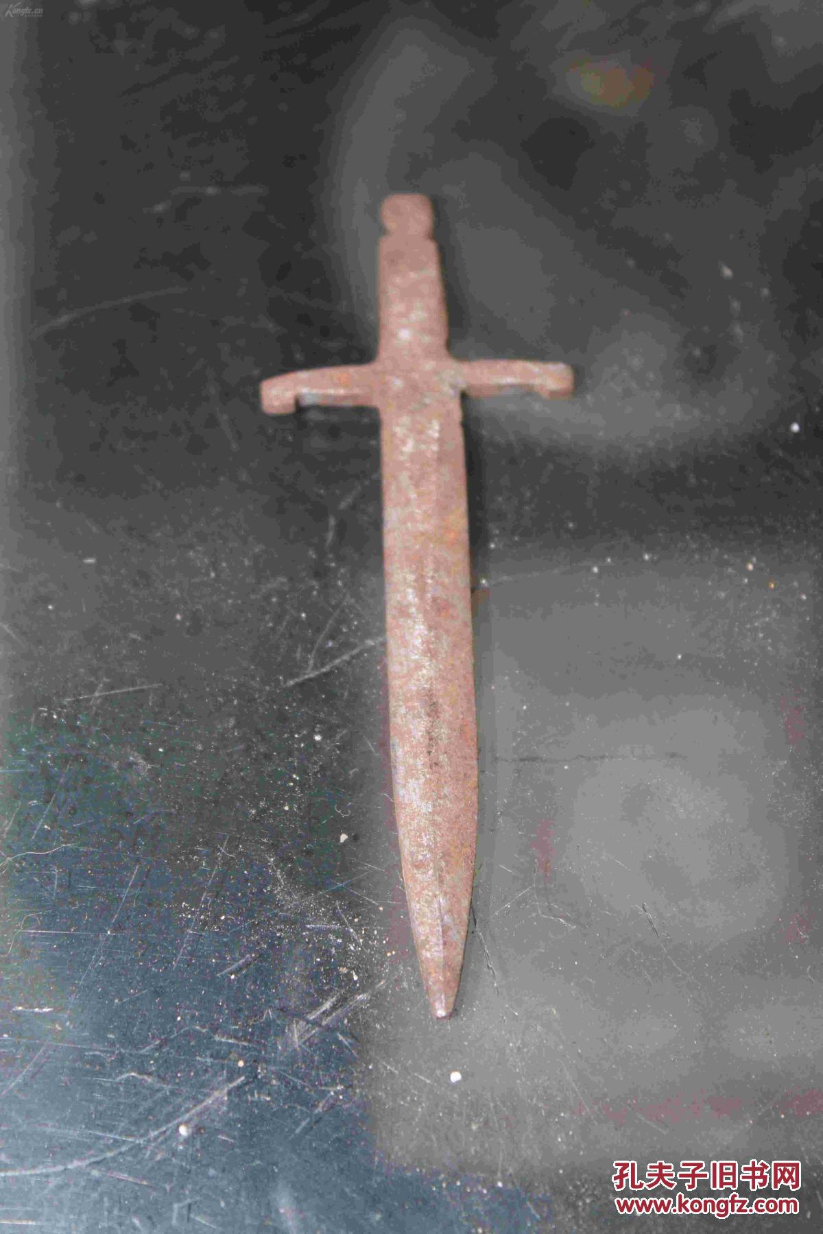 儿时的玩具,当时西安火车站路边铁轨压的,现在封起来,也在见不到这种